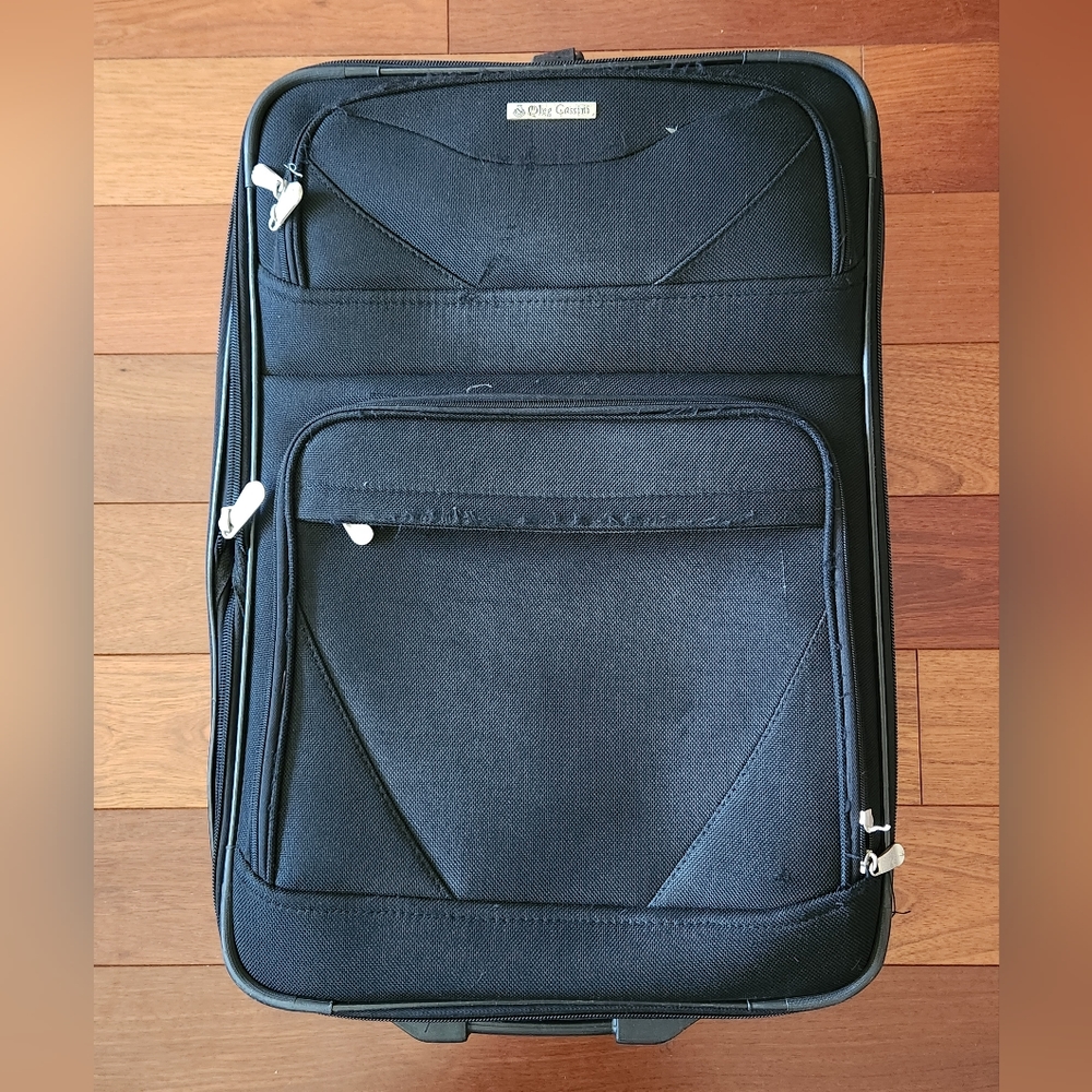 Oleg Cassini Black medium-sized expandable suitcase. One size.